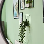 Park Square Apartment *