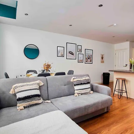 Park Square Apartment *